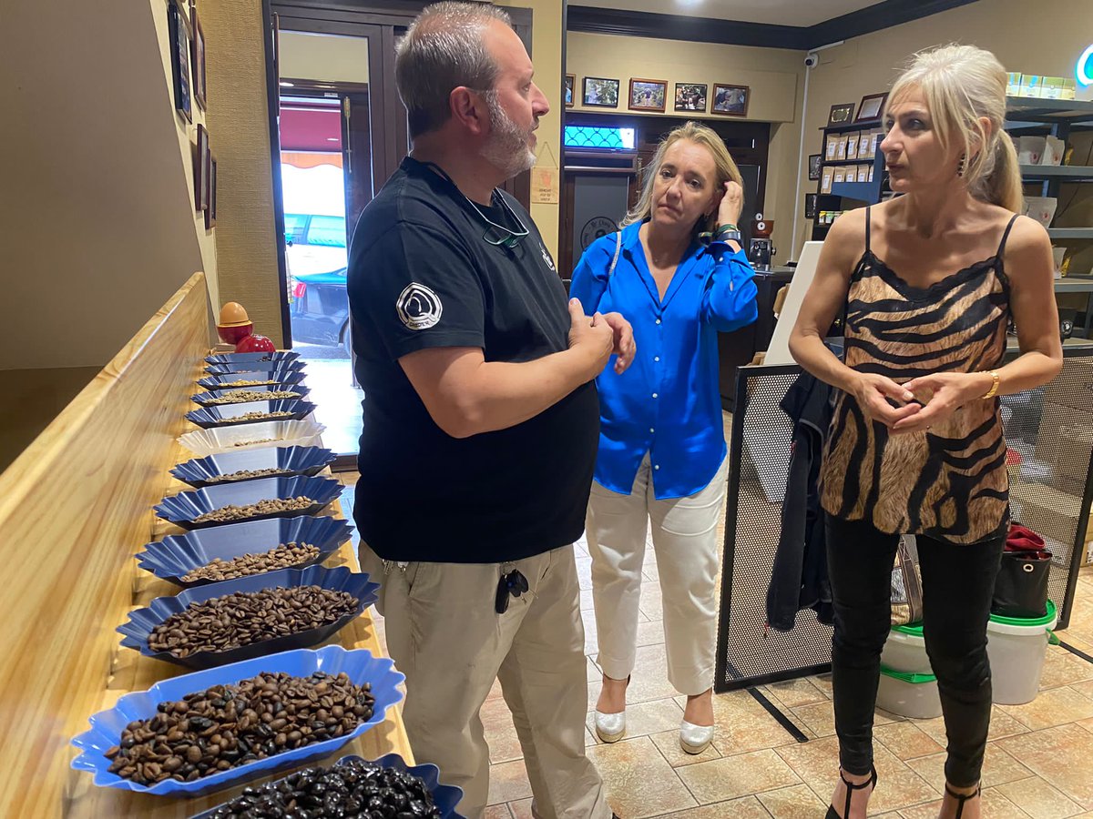 Hablar de café en Osuna es hablar de Mr. Chava. Es un gusto conversar con Antonio Manuel Chavarria, un excelente barista que transmite su pasión por el café de origen, del que es gran conocedor. Una charla muy interesante, ¡gracias por tu saber hacer y compartir tu entusiasmo!