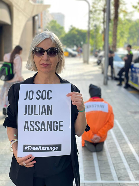 Menos persecuciones políticas, más #justicia.
Menos impunidad de los poderosos, más #democracia.

Exigimos la inmediata liberación de Julian Assange.

📌 spain.assangecampaign.org/no-a-la-extrad…

#FreeAssange #DropTheCharges #DontExtraditeAssange 
#BarcelonaXAssange