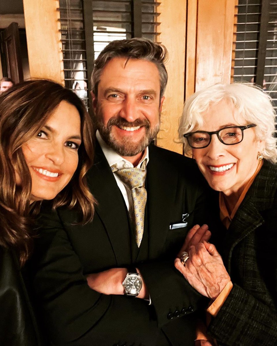 lawandordertv's tweet photo. This Thursday, expect a full courthouse! #SVU 

📸: @Mariska https://t.co/XCPJntkbGI