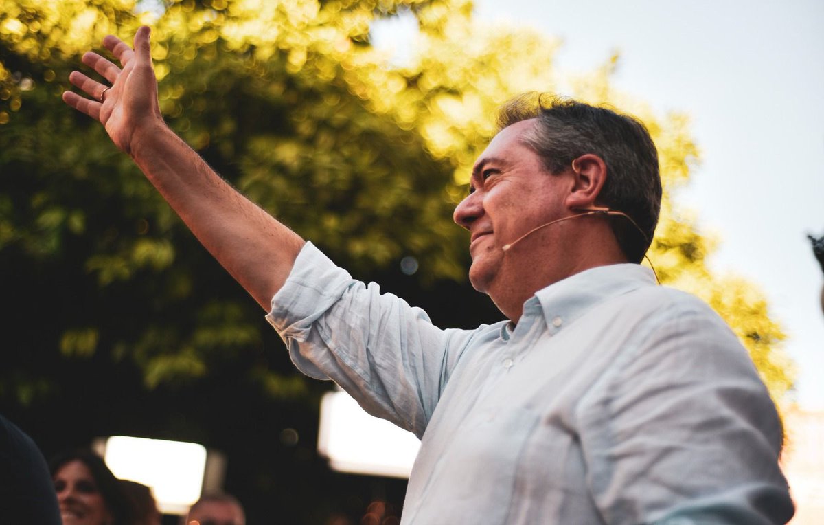 _JuanEspadas's tweet photo. Las/os socialistas creemos en una sociedad que avanza en derechos e igualdad si avanzamos todos, como lo hemos demostrado con nuestras leyes.
El 19J elegimos respeto, tolerancia y educación frente a homofobia y transfobia que esconde la derecha #DiaInternacionalContraLaHomofobia https://t.co/IcqlR3DtXa