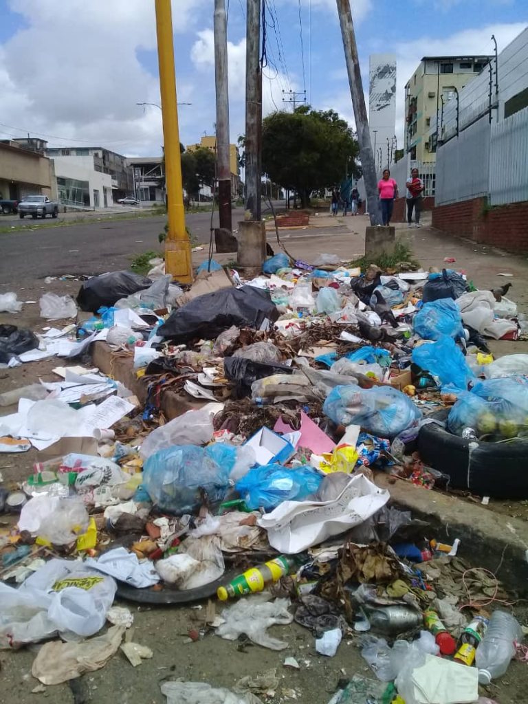 SoyNuevaPrensa's tweet photo. Avenida #Castillito convertida en botadero de #Basura - https://t.co/3Aa6KqWnK1

#SoyNuevaPrensa #Aseo #Guayana #Guayana https://t.co/eoX3Tz3kMW