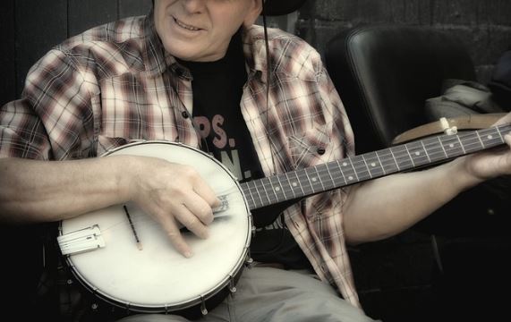 The Wenatchee River #BluegrassFestival kicks off a month from today! 🎶 This is the longest-running #Bluegrass festival in Eastern Washington and features national award-winning bands. Reserve your room at our hotel before it's too late!

#RefreshinglyLocal #Wenatchee