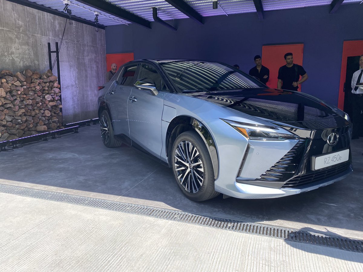 JOAQGOMEZ's tweet photo. Primera presentación del Nuevo Lexus RZ , los primeros afortunados en verlo coinciden en lo mismo , Innovador en tecnología y Elegante diseño , un gran paso para Lexus en su proceso de Electrificación 🔋#lexus #RZ #tecnología #diseño #electricmobility #Lexusmadridsur https://t.co/jlg2rzTYTr