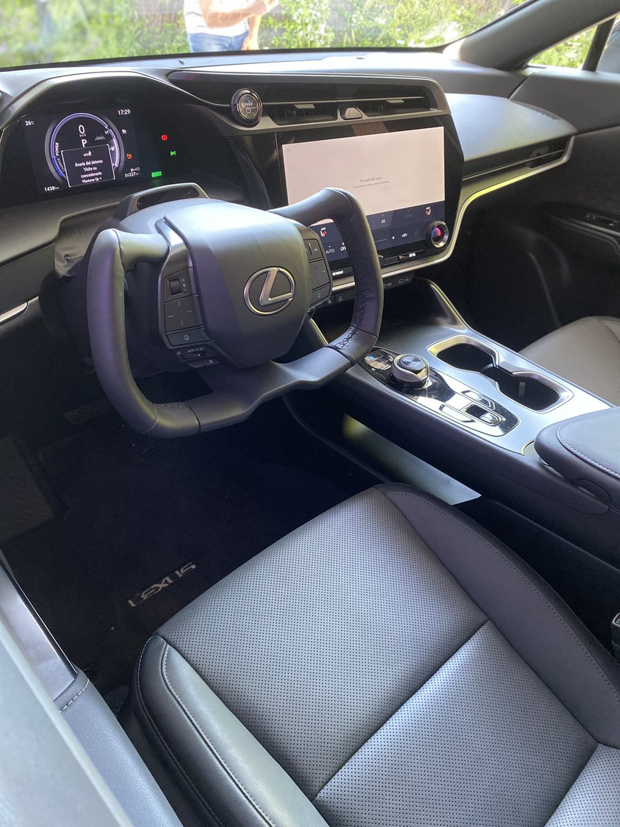 JOAQGOMEZ's tweet photo. Primera presentación del Nuevo Lexus RZ , los primeros afortunados en verlo coinciden en lo mismo , Innovador en tecnología y Elegante diseño , un gran paso para Lexus en su proceso de Electrificación 🔋#lexus #RZ #tecnología #diseño #electricmobility #Lexusmadridsur https://t.co/jlg2rzTYTr