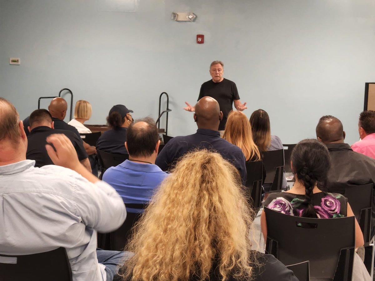 Andres4Florida's tweet photo. Another #tbt. This one from the Shenandoah Neighbors Association, where we had a great discussion about what can be done in the Legislature to address abuse by irresponsible short-term rental operators.

Always great to meet neighbors on the issues they actually care about. https://t.co/iRX1LR8SjR