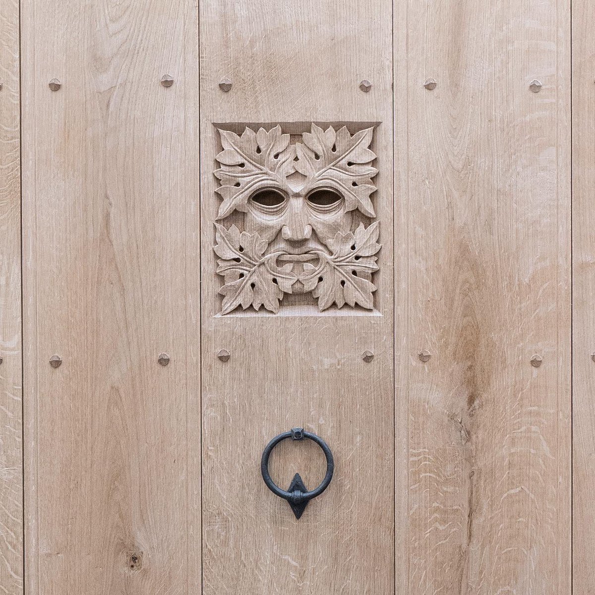 JackBadgerLtd's tweet photo. This intricate carving shows just how bespoke our designs can be. What makes it even more individual is the secret door at the back which opens up to use the Green Mans eyes as peep holes.

#handcarved #woodcarving #greenman #door 
#traditionaljoinery https://t.co/33Q4fNbcpV