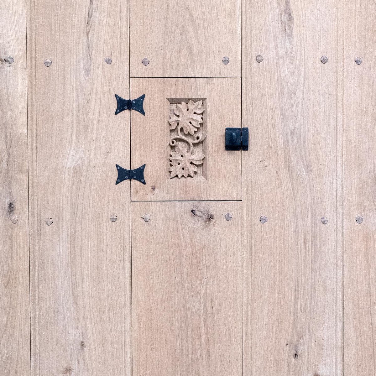 JackBadgerLtd's tweet photo. This intricate carving shows just how bespoke our designs can be. What makes it even more individual is the secret door at the back which opens up to use the Green Mans eyes as peep holes.

#handcarved #woodcarving #greenman #door 
#traditionaljoinery https://t.co/33Q4fNbcpV