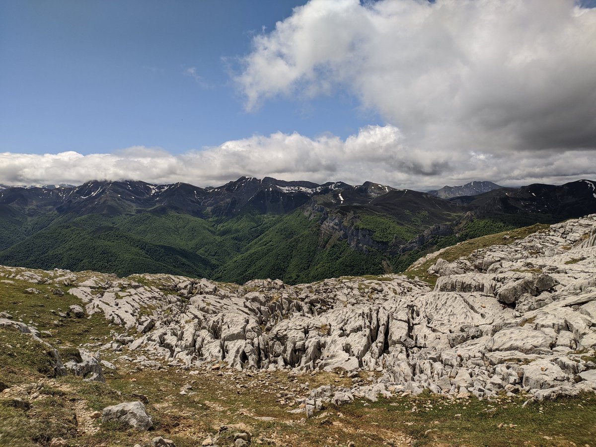 Hoy tocaba #picosdeeuropa sus vistas son espectaculares. Bien merece la pena coger el teleférico #fuentedé <a href="/cant_infinita/">Cantabria Infinita</a> <a href="/rutascantabria/">CantabriaRural</a> <a href="/Picos_de_Europa/">AndrewintheAlps</a> <a href="/PotesLiebana/">Inf.Potes y Liébana</a>