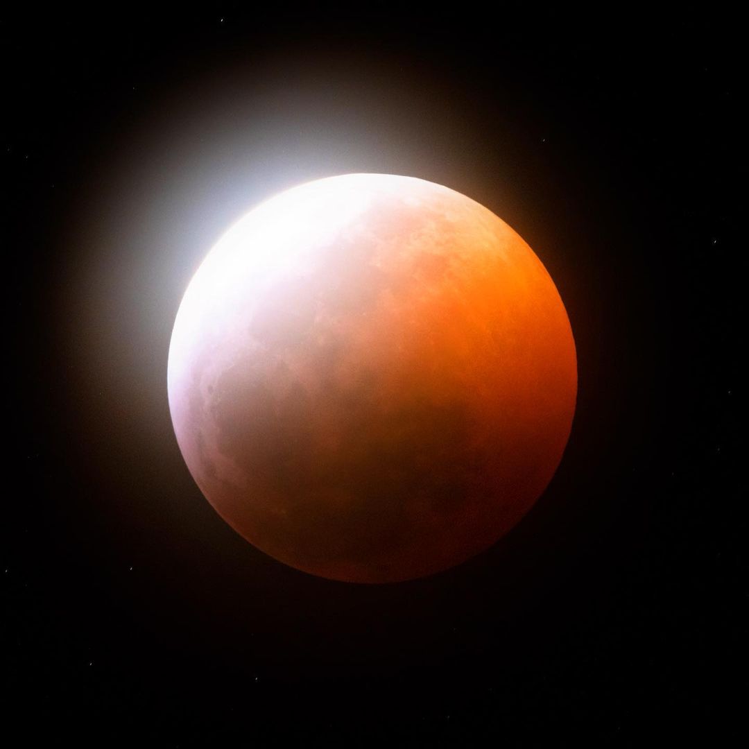 Muitos pessoas não perderam a oportunidade de registrar o fenômeno no Brasil e ao redor do mundo. Veja nest post as melhores fotos do eclipse total da lua: iphotochannel.com.br/as-melhores-fo…