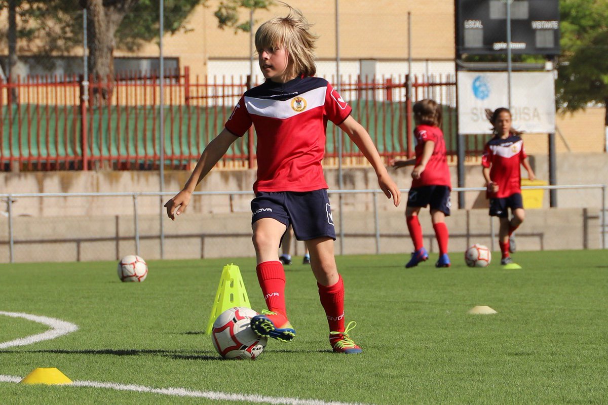 RFFM_oficial's tweet photo. 🔴La 4ª sesión itinerante del Centro de Tecnificación de la #RFFM ha llevado al cuerpo técnico de las selecciones madrileñas a Villaconejos con una sesión en 2 turnos

La 1ª con 2 equipos benjamines del #CDVillaconejos, uno de @AranjuezBalomp1 y una representación del #Arancetano https://t.co/9InJ9TWFaU
