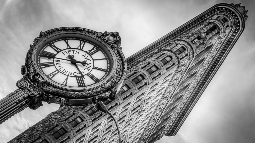 و أسيرُ وَحدي
والحياةُ كأنْها
نغماتُ حزنٍ
صامتٌ بِفؤادي ؟
طالَ الطريقُ
و بالطريقُ حكاية
بدأتْ بِفرْحي
وانتهتْ بسهادي!