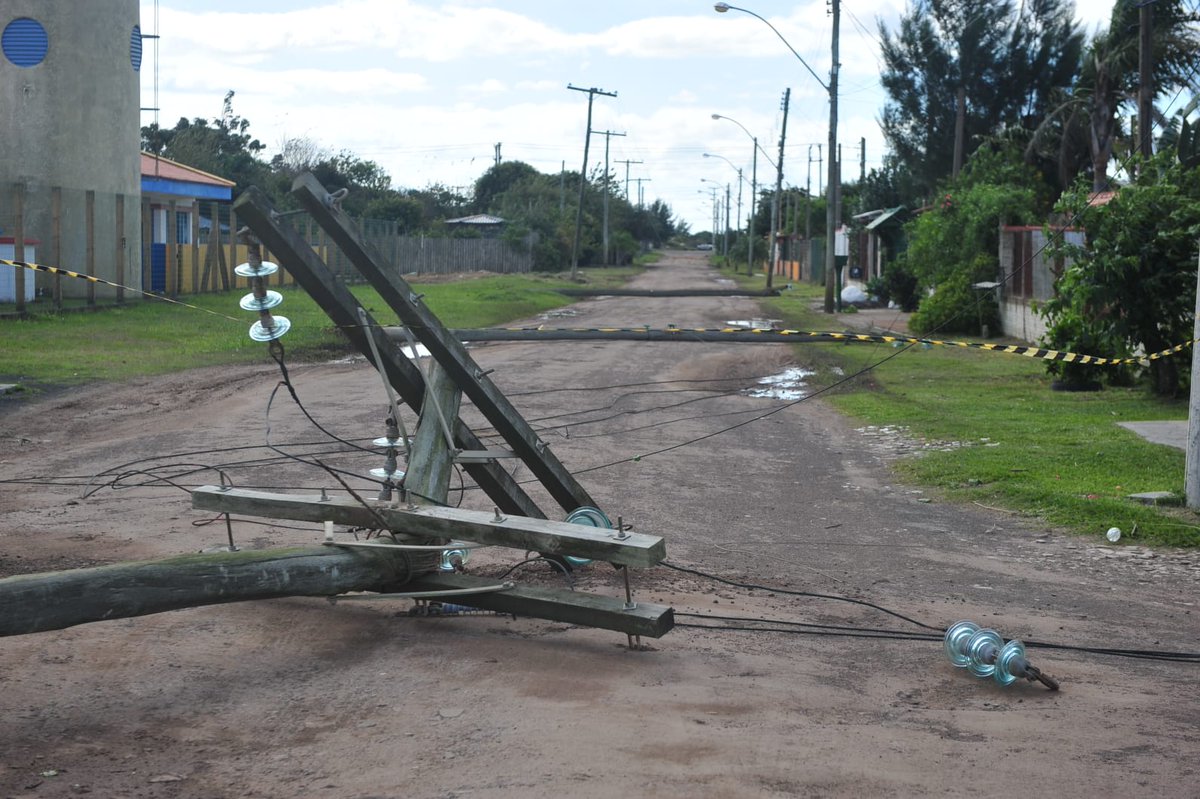 jonathasac's tweet photo. 17h | Ciclone #Yakekan🌀 já afetou operação dos portos, gerou ressaca, comprometeu o fornecimento de luz, em especial na região Sul, gerou quedas de árvores e causou uma morte por naufrágio no Rio Grande do Sul
@correio_dopovo 
📸 Ricardo Giusti, Richard Furtado e Matheus Piccini https://t.co/686LlPYyG3