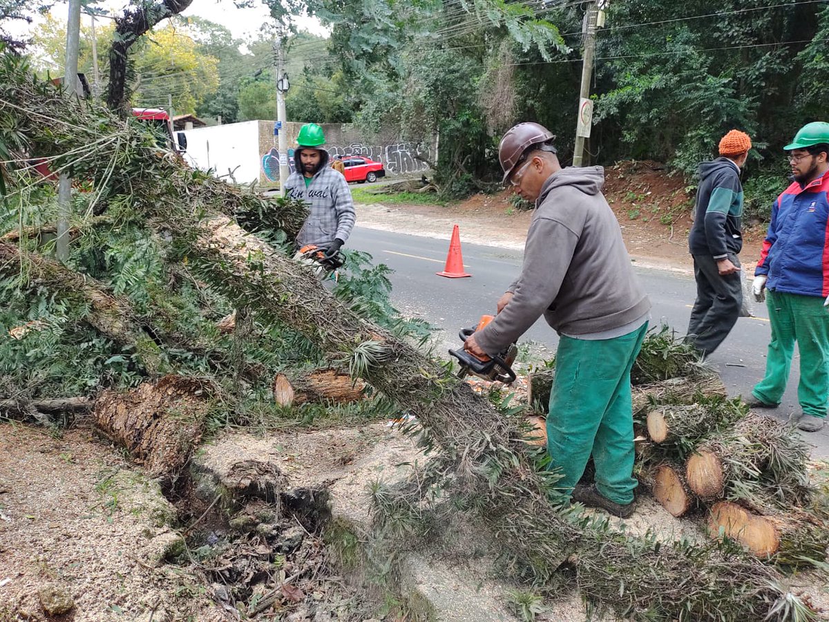 jonathasac's tweet photo. 17h | Ciclone #Yakekan🌀 já afetou operação dos portos, gerou ressaca, comprometeu o fornecimento de luz, em especial na região Sul, gerou quedas de árvores e causou uma morte por naufrágio no Rio Grande do Sul
@correio_dopovo 
📸 Ricardo Giusti, Richard Furtado e Matheus Piccini https://t.co/686LlPYyG3
