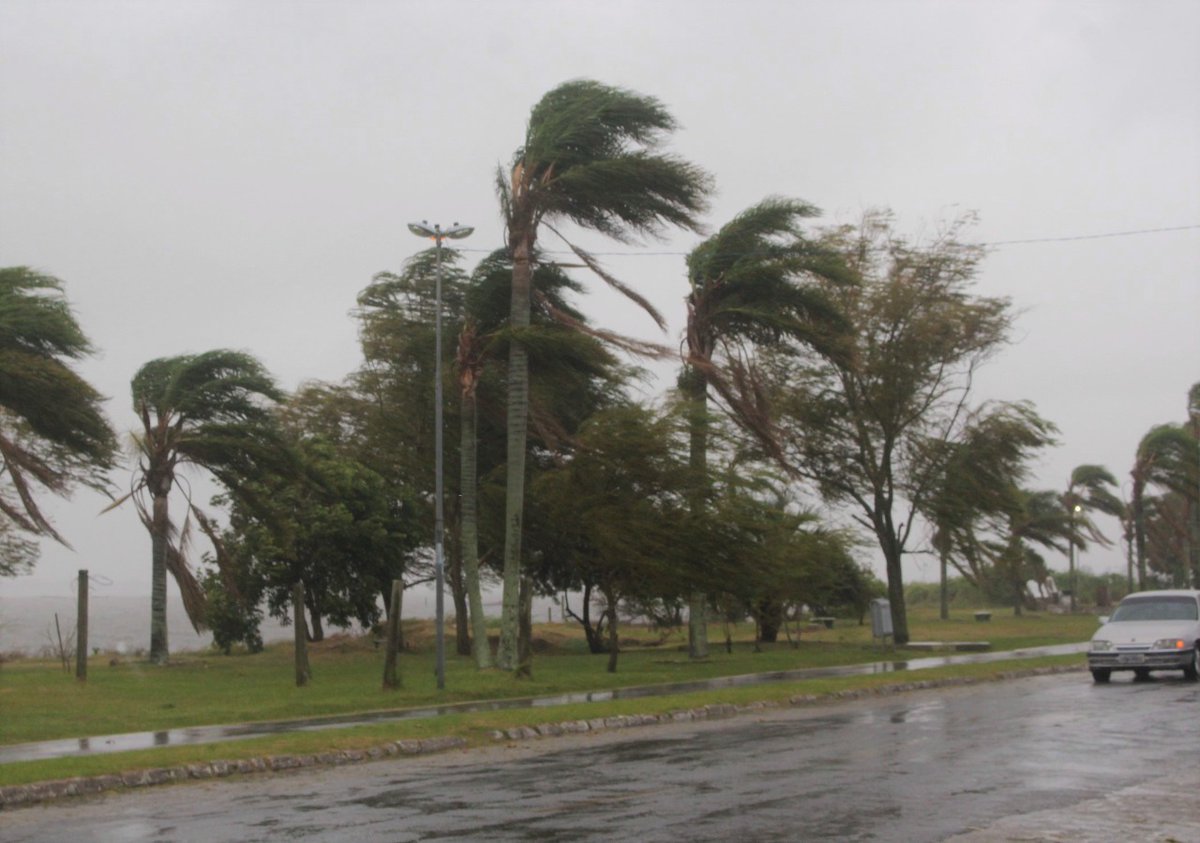 jonathasac's tweet photo. 17h | Ciclone #Yakekan🌀 já afetou operação dos portos, gerou ressaca, comprometeu o fornecimento de luz, em especial na região Sul, gerou quedas de árvores e causou uma morte por naufrágio no Rio Grande do Sul
@correio_dopovo 
📸 Ricardo Giusti, Richard Furtado e Matheus Piccini https://t.co/686LlPYyG3