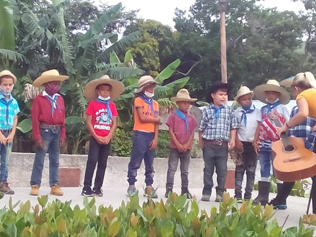 Escuela52815768's tweet photo. Los pioneros de la escuela primaria Francisco Vicente Aguilera en El Cobre Santiago de Cuba desarrollan festival Guajirito Soy,en celebración del día del campesinado cubano. https://t.co/m03XAKRMxU