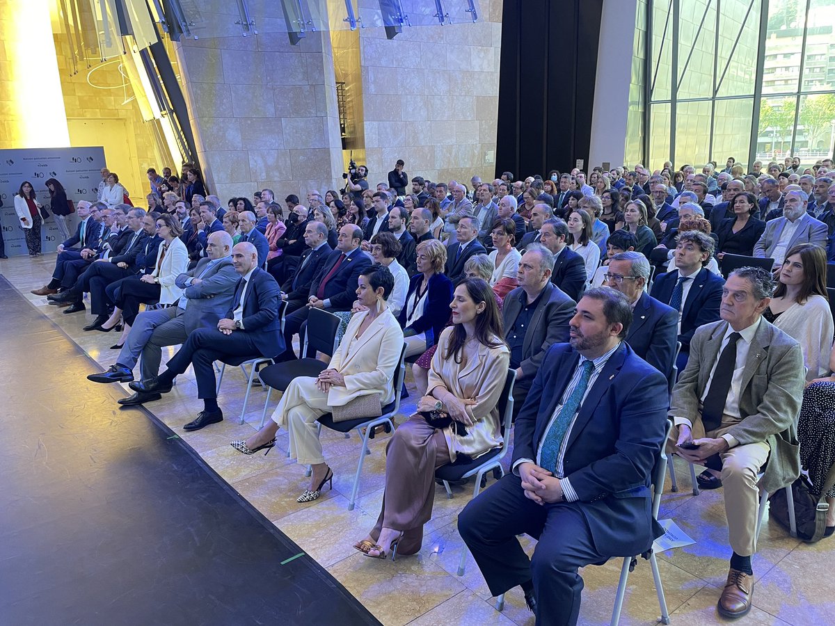 #EITB40 <a href="/eitb_batzoki/">TeleBatzoki</a> 40 urte eta festa Guggenheimen. Han nintzan 1982an eta esan dezaket telebista PUBLIKOA sortu nahi genuela, ez gobernu eta alderdien telebista, orain den bezala. Argazkiak argi esaten du zer den gaur ETB: agintariak, boterea, hori ez da gizartearen telebista.