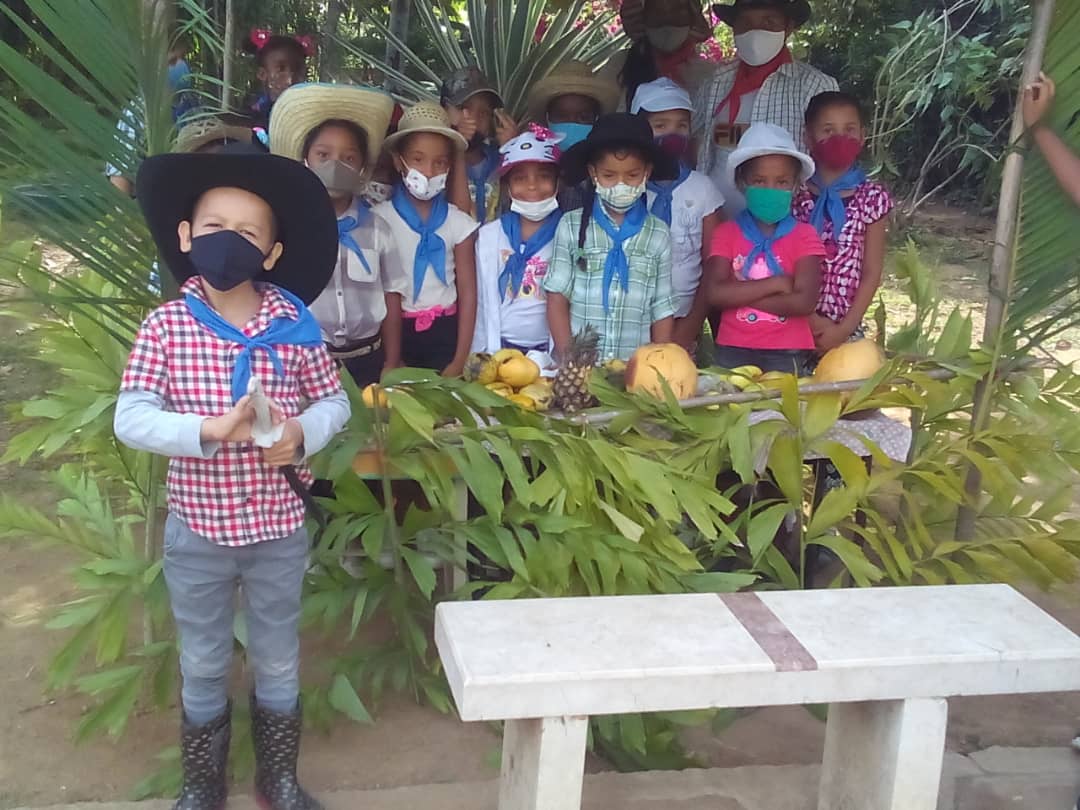 Escuela52815768's tweet photo. Los pioneros de la escuela primaria Francisco Vicente Aguilera en El Cobre Santiago de Cuba desarrollan festival Guajirito Soy,en celebración del día del campesinado cubano. https://t.co/m03XAKRMxU
