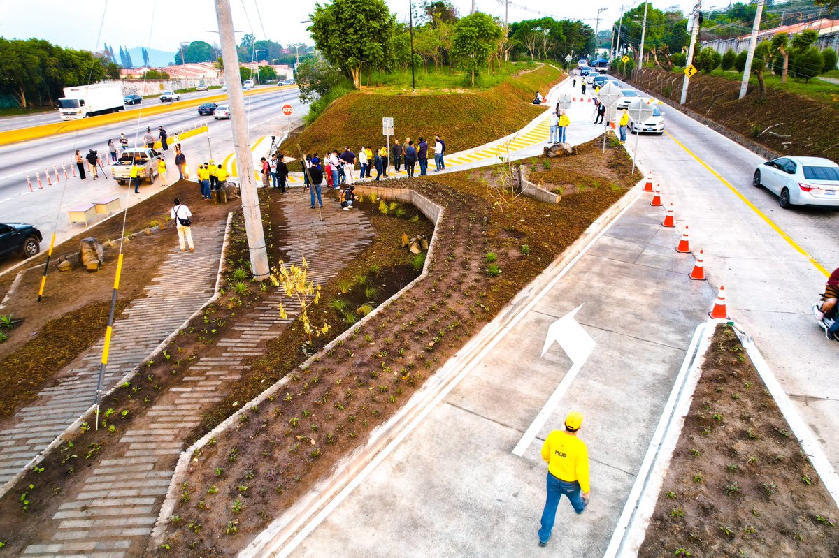 Roberto_Dubon's tweet photo. A mi me diera pena inaugurar obras de juguete, cuando tenes obras de pasos a desnivel como estas.🤣 https://t.co/I2BuE7QFDS