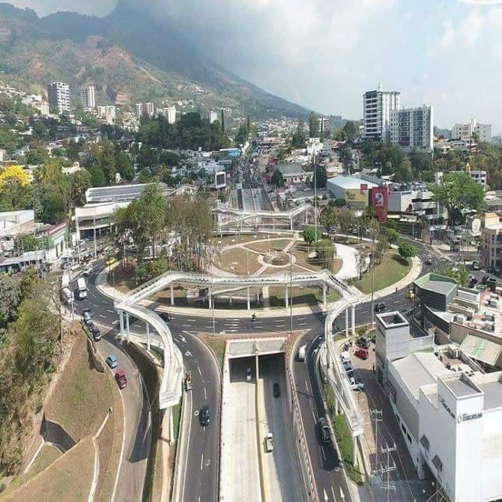 Roberto_Dubon's tweet photo. A mi me diera pena inaugurar obras de juguete, cuando tenes obras de pasos a desnivel como estas.🤣 https://t.co/I2BuE7QFDS