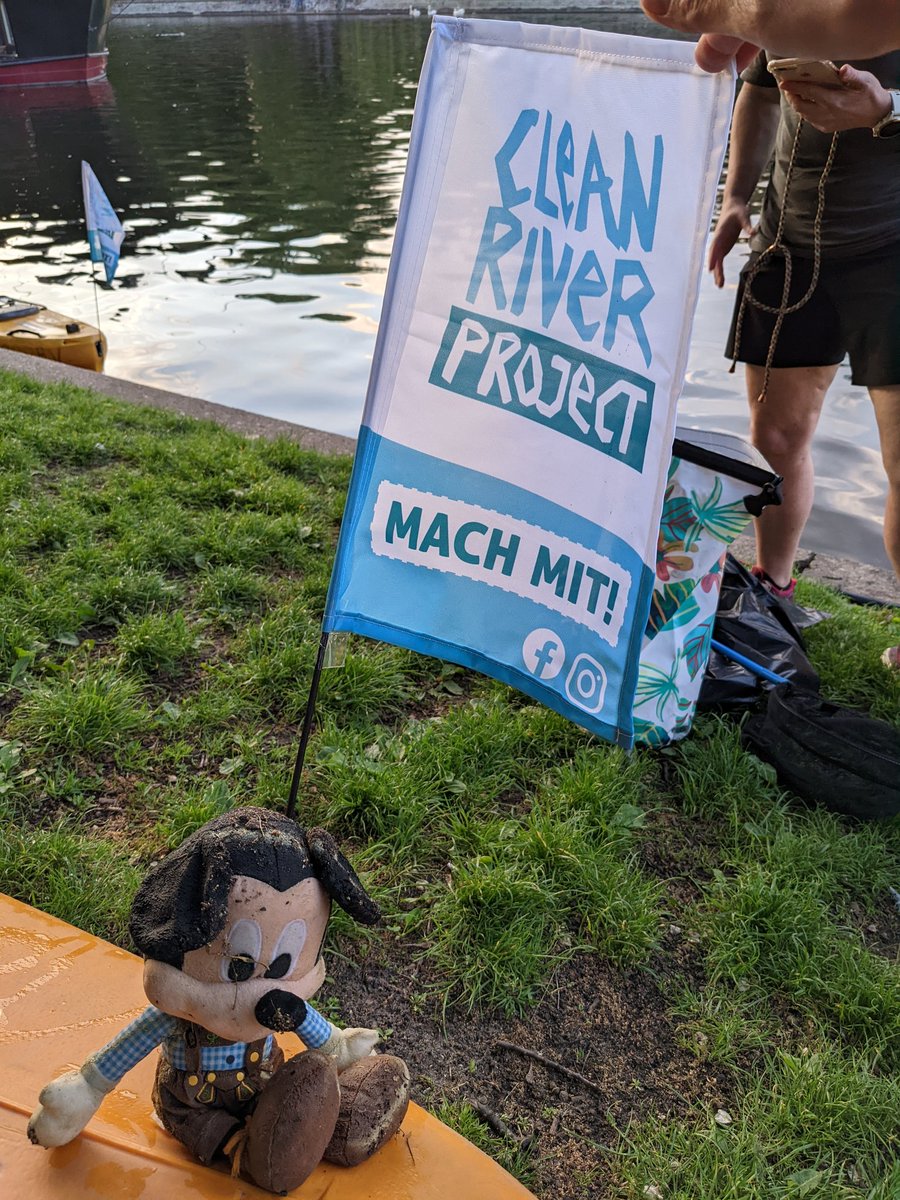 Laura_CSW's tweet photo. Familiar territory today....a litterpick on the Landwehrkanal with #CleanRiverProject. https://t.co/gqdYMBVeeT #paddlepickup #volunteering #berlin #sabbatical https://t.co/3Wxn0g9C0C https://t.co/vJ2tFIFky4