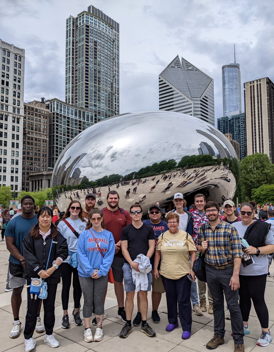una_geo's tweet photo. #una_geo is in Chicago! Thirteen students plus Dr Balentine and Dr Pretes are on a geography study away program to learn about immigration and neighborhood change, impacts of globalization, urban problems, culture and the arts, and the importance of the river and lake. https://t.co/VkpDCoGfgf