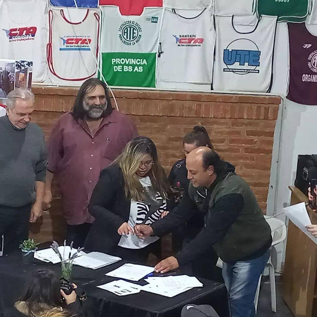 infoblancosobre's tweet photo. En la @ctabsas entregaron la primera parte de un subsidio de 80.000 pesos a 109 familias bonaerenses 📲Info Blanco Sobre Negro https://t.co/2EuNWMNuKX @RobiBaradel  @MariaReigada1 @HugoYasky @OMiloni @EdgardoDepetri @DuilioFerro @RaulCalamante @masciangelo_p @CTAok https://t.co/tT3oEuUgGy