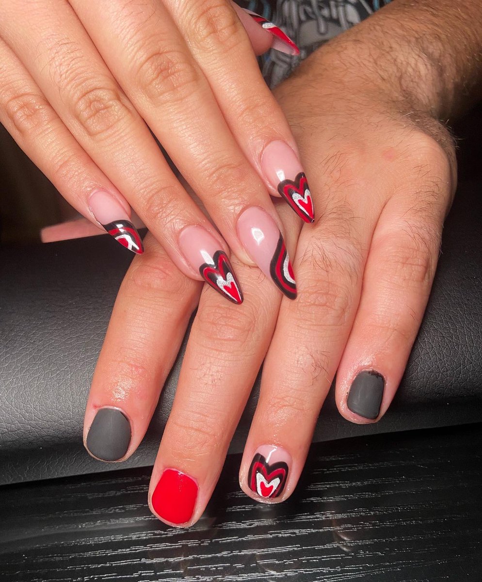saracakes_'s tweet photo. I'm a newly at-home only nail tech with  5 years experience and am looking to grow my clientele! The link in my bio will take you to my instagram page where you can DM to book with me💫 https://t.co/RsgnzoOm1q