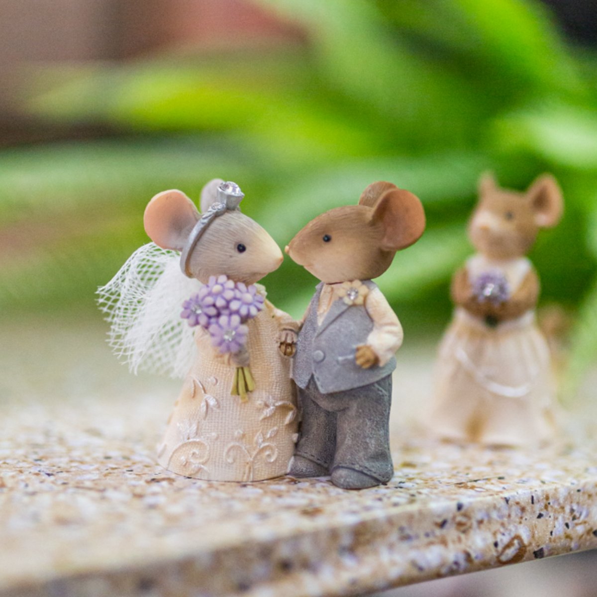 Wedding season is upon us! It's the best time to find the perfect gift for the future bride and groom.💐