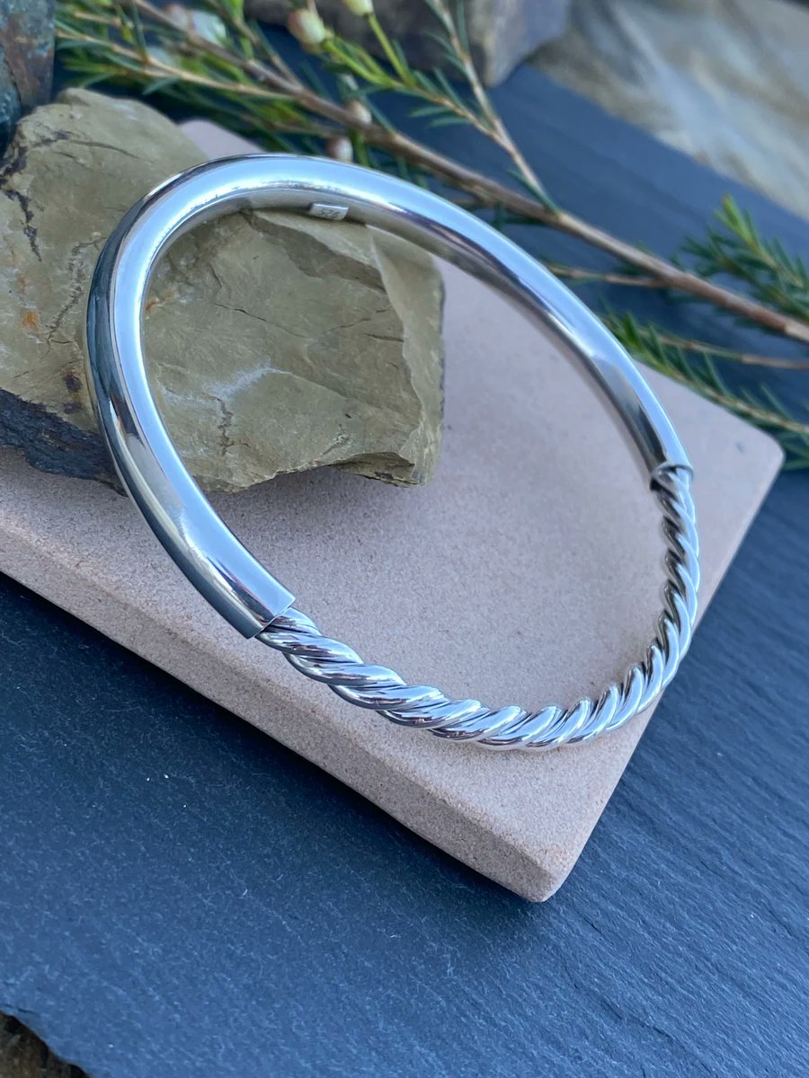StudioBBdesigns's tweet image. Life is about inspiring moments &amp;amp; finding beauty in the little things  ♡

Shop Now: studiobbdesigns.com/collections/si…

#stackoftheday #armparty #armstack #bracelets #armcandy #wristwear #studiobbdesigns #silver #sterlingsilver #silverbangle #bangles #bangle