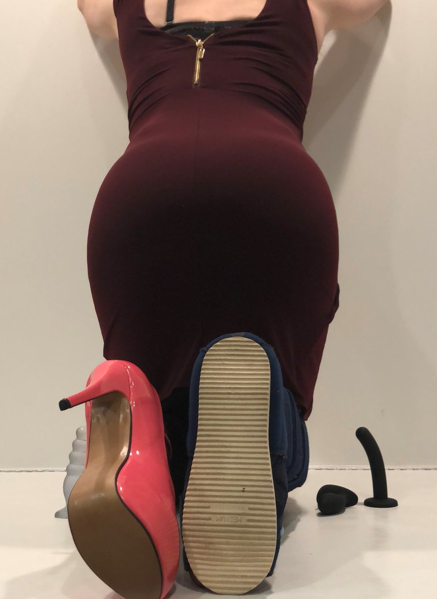 RebeccaCasterCd's tweet photo. Just a gurl and her heel #crossdresser #crossdressing #castfetish #highheel #walkingboot https://t.co/Am6qf22xl5
