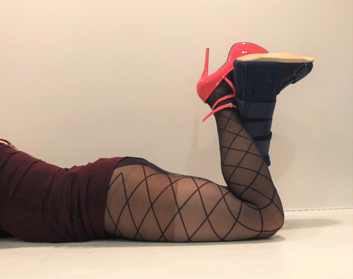 RebeccaCasterCd's tweet photo. Just a gurl and her heel #crossdresser #crossdressing #castfetish #highheel #walkingboot https://t.co/Am6qf22xl5