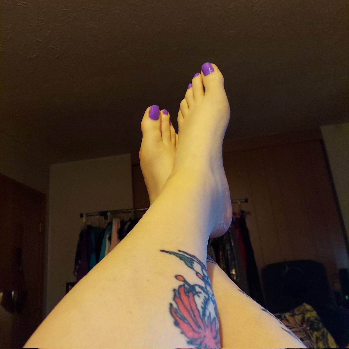 krose614's tweet photo. #legs #feet #foot #Feet #toes #longtoes #nailpolish https://t.co/nS6Mi5X3PN