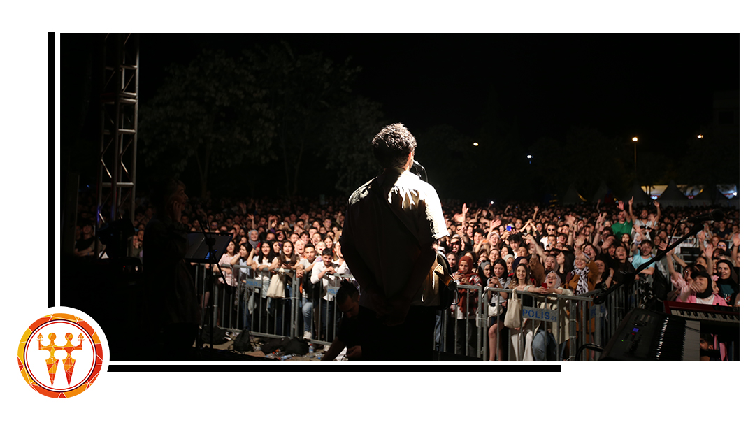 kou92official's tweet photo. Evdeki saat muhteşem sahne performansı ve sevilen şarkılarıyla öğrencilere renkli anlar yaşatt��.
#KOUFEST22 https://t.co/ANf7Hu4uR1