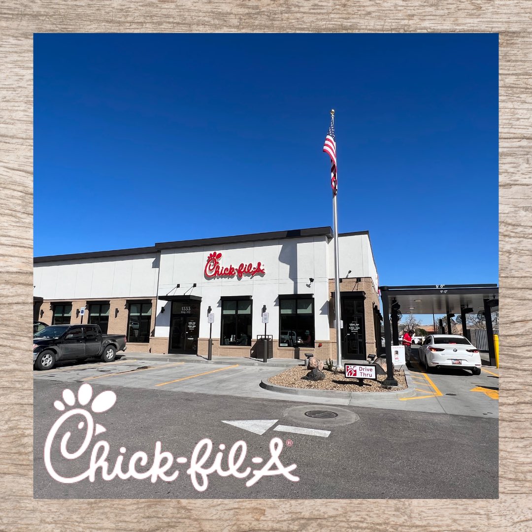 jmips's tweet photo. #TenantHighlightTuesday Fun Fact: The Chick-fil-A at Commerce Pointe has the biggest, most efficient drive-thru in town! It’s true! And, as always, the food is delicious 😋
#chickfilastgeorge #eatmorchikin🐄 #commercepointe #stgeorgeutah https://t.co/sD8EyzcjtU