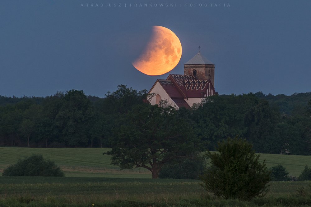 Zaćmienie księżyca nad kościołem w Solnikach 16.05.2022. Autor: Arkadiusz Frankowski - Fotografia