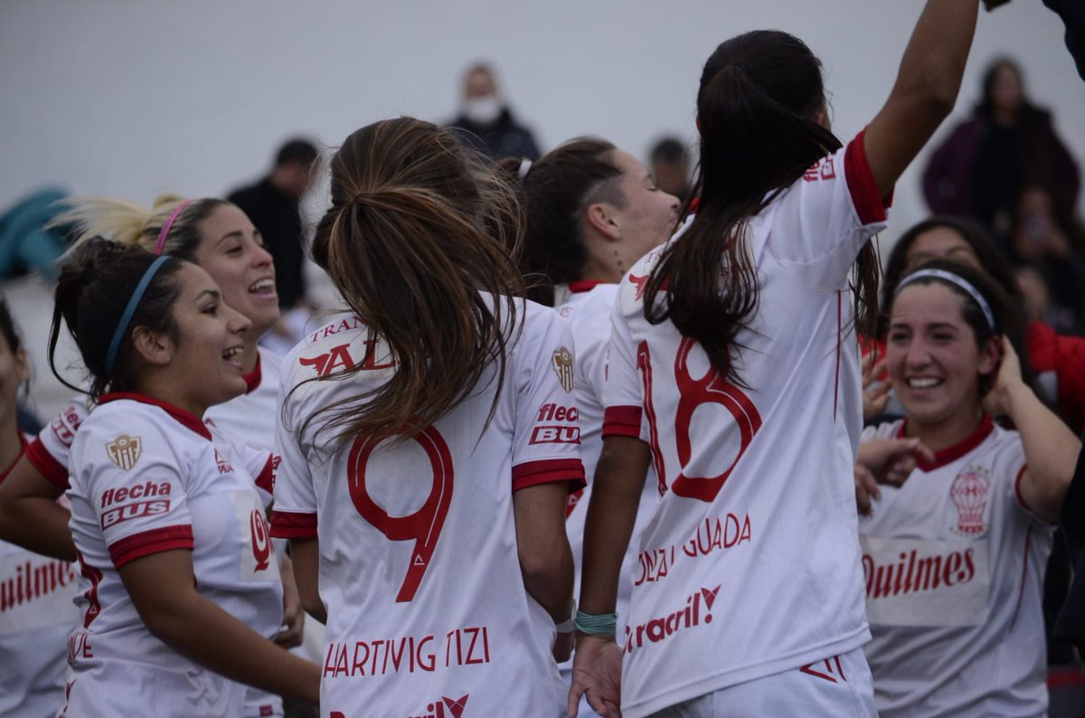 CAHuracan's tweet photo. #Huracán 🎈#FútbolFemenino

Que salen a ganar, quieren salir campeón, que lo llevan adentro, como lo llevo yooooooo ❤️

#VamosGlobo #VamosQuemeras 💪🏻 https://t.co/HKGRBDp6qR