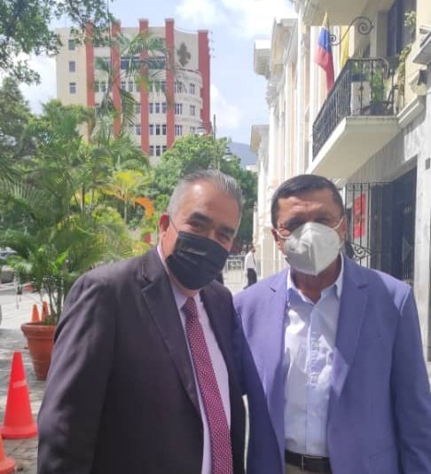 oscardhdez_'s tweet photo. Con el amigo diputado de la @Asamblea_Ven @Luisemartinezh. Grato encuentro con el compañero en la ciudad de #Caracas. #17May 

#ManosALaObra https://t.co/VTpzsH8meA