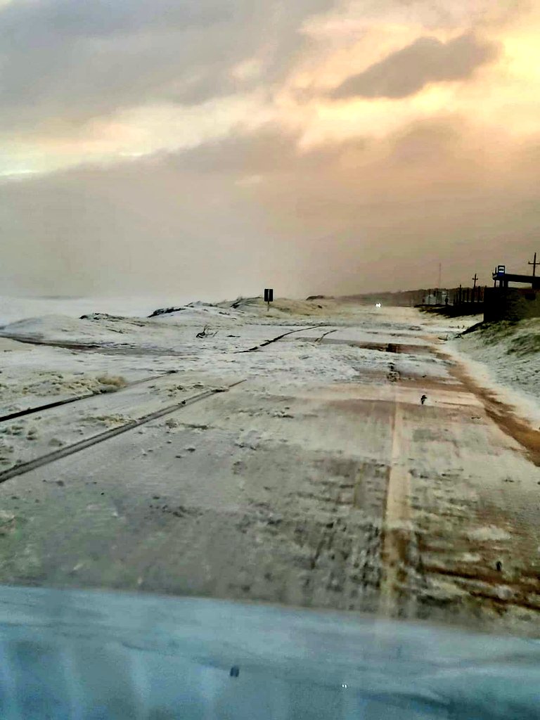 #INFO
<a href="/PoliciaUruguay/">Policia Caminera Uruguay</a> tiene balizado el tramo en R10 entre los kms 177 y 180.
El Dir de Obras de la IDM monitorea la situación con el Dir Nac de Vialidad del MTOP, Hernán Ciganda.
Se exhorta a no circular o hacerlo con extremo cuidado y cuando la tormenta pase se evaluarán daños.