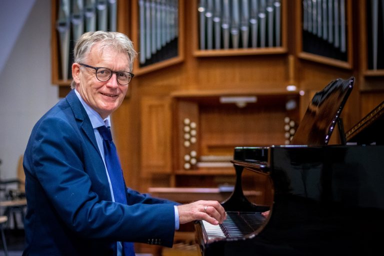 Chr. Gemengd Koor Cantate Deo ziet uit naar de samenwerking met Johan Bredewout zaterdagavond a.s.
Geniet u mee? Voordelige kaarten in de voorverkoop. Zie voor meer info: cantatedeo.nl