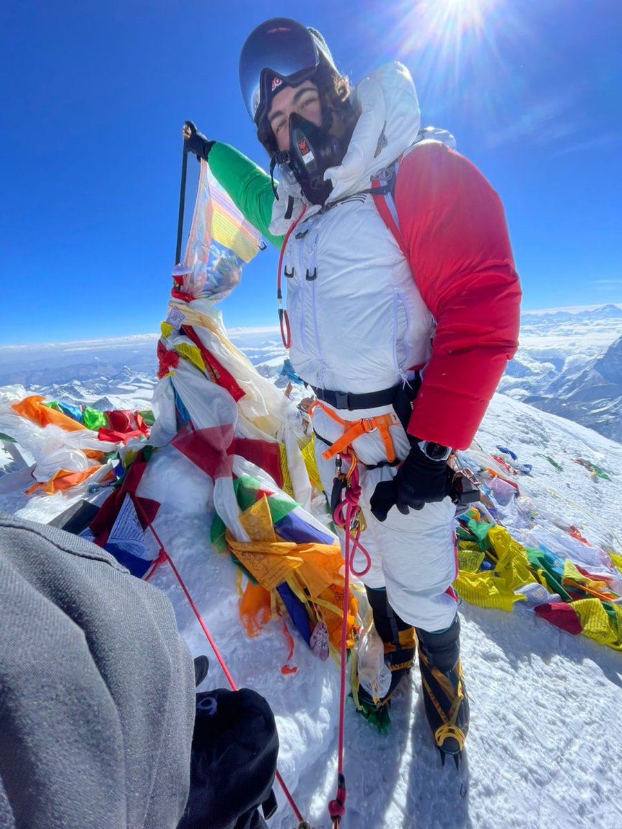EnriqueAlfaroR's tweet photo. Hoy les quiero platicar de Juan Diego Álvarez, un jalisciense de 19 años que conquistó el Everest, la montaña más alta del planeta, y, por si fuera poco, también el Lhotse, la cuarta más alta. Y no crean que en diferentes momentos, se aventó las dos juntas, una tras otra. https://t.co/kkaCSvJhSx