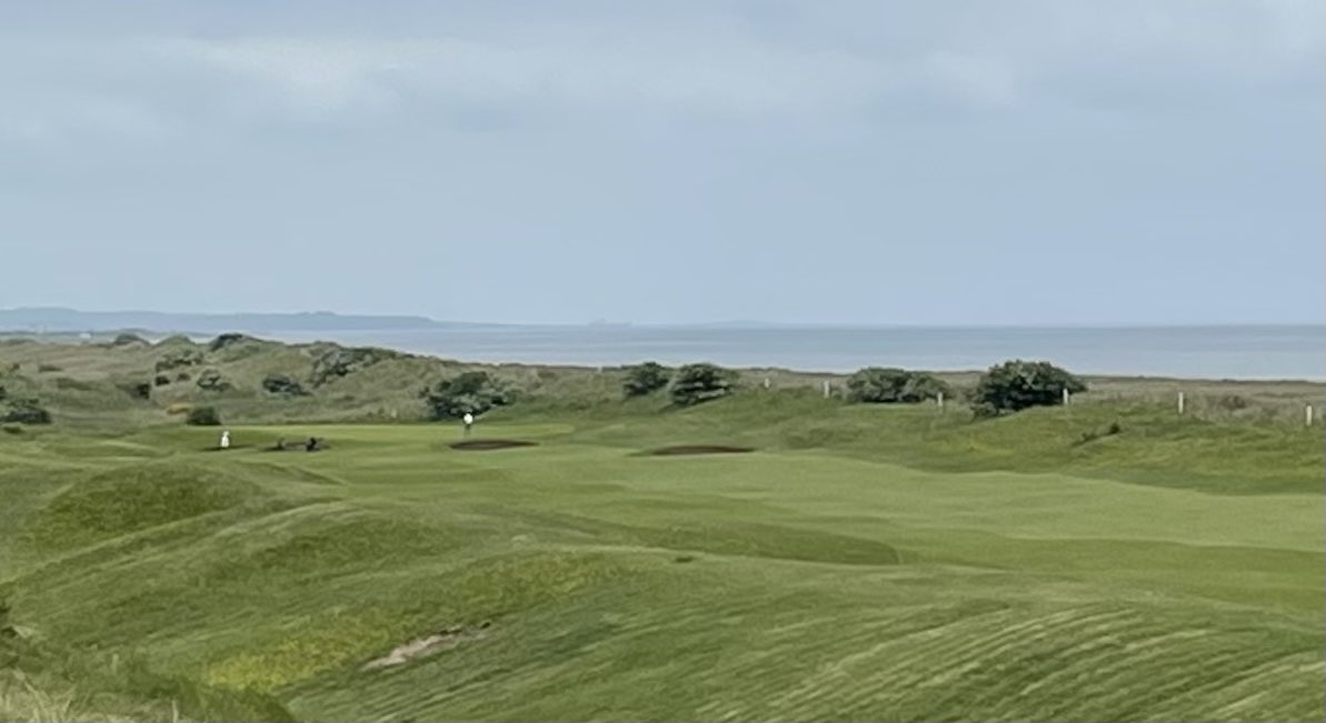 Robert_Peake's tweet photo. How good is @sillothgolfclub. It’s wonderful and truly unique. Played on a windless day surrounded by humps and bumps, dunes, fescue and flowering gorse 👌 https://t.co/I5yPbmHy1a