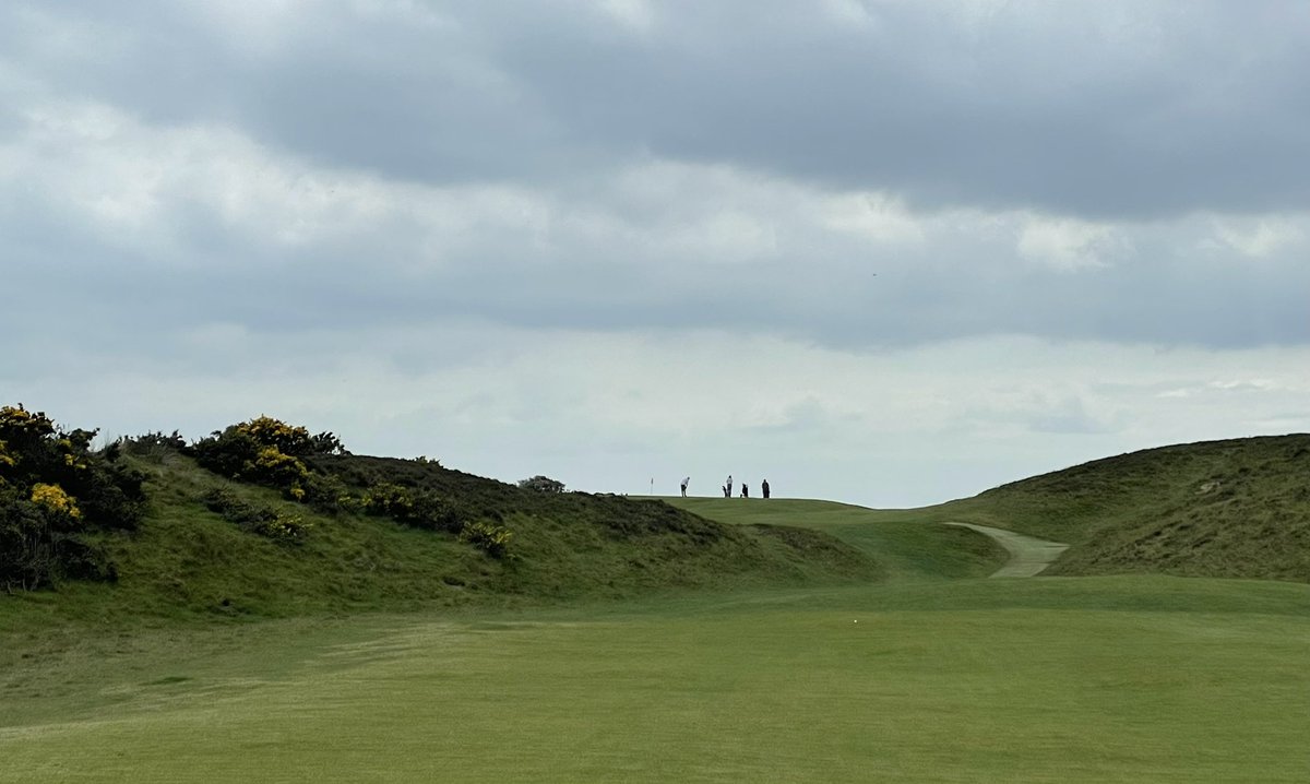 Robert_Peake's tweet photo. How good is @sillothgolfclub. It’s wonderful and truly unique. Played on a windless day surrounded by humps and bumps, dunes, fescue and flowering gorse 👌 https://t.co/I5yPbmHy1a