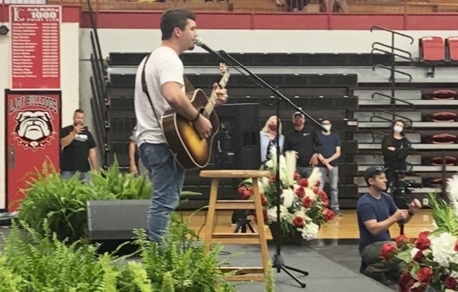 C_MooreLCHS's tweet photo. The Class of 2022 had a surprise visitor today Noah Thompson❤️

What a great day for our seniors! 

Congratulations Noah! https://t.co/VRazutPxJE