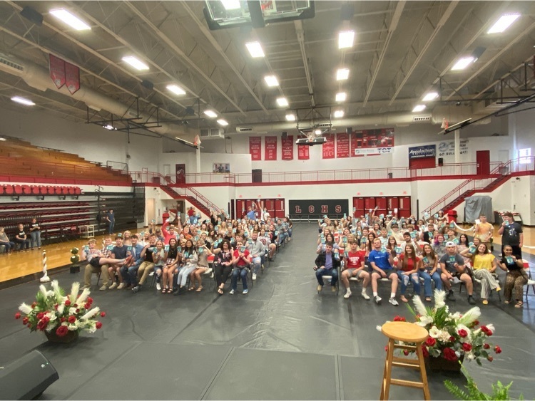C_MooreLCHS's tweet photo. The Class of 2022 had a surprise visitor today Noah Thompson❤️

What a great day for our seniors! 

Congratulations Noah! https://t.co/VRazutPxJE
