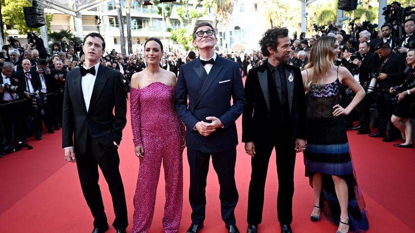 franceinfo_cult's tweet photo. EN IMAGES. Ouverture du Festival de Cannes 2022 : Vincent Lindon, Forest Whitaker, Michel Hazanavicius et ses "amis" zombies baptisent le tapis rouge #Cannes2022 #ouverure #Cinema https://t.co/1mooJ4yA2F https://t.co/3OtLX6zXz8