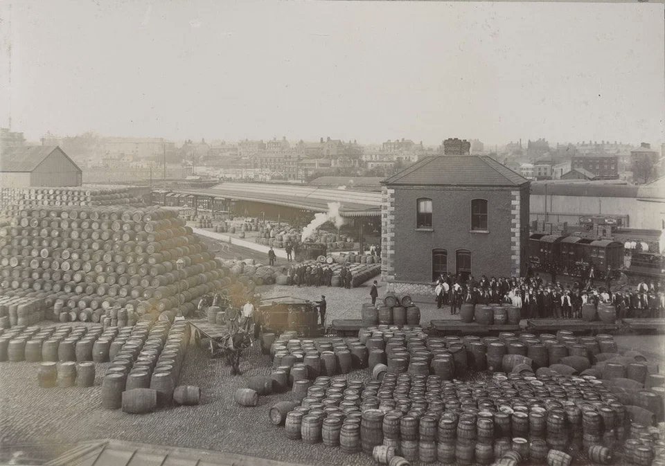 historydefined's tweet photo. The Guinness Brewery, Dublin, 1910 https://t.co/VUhTFr53av