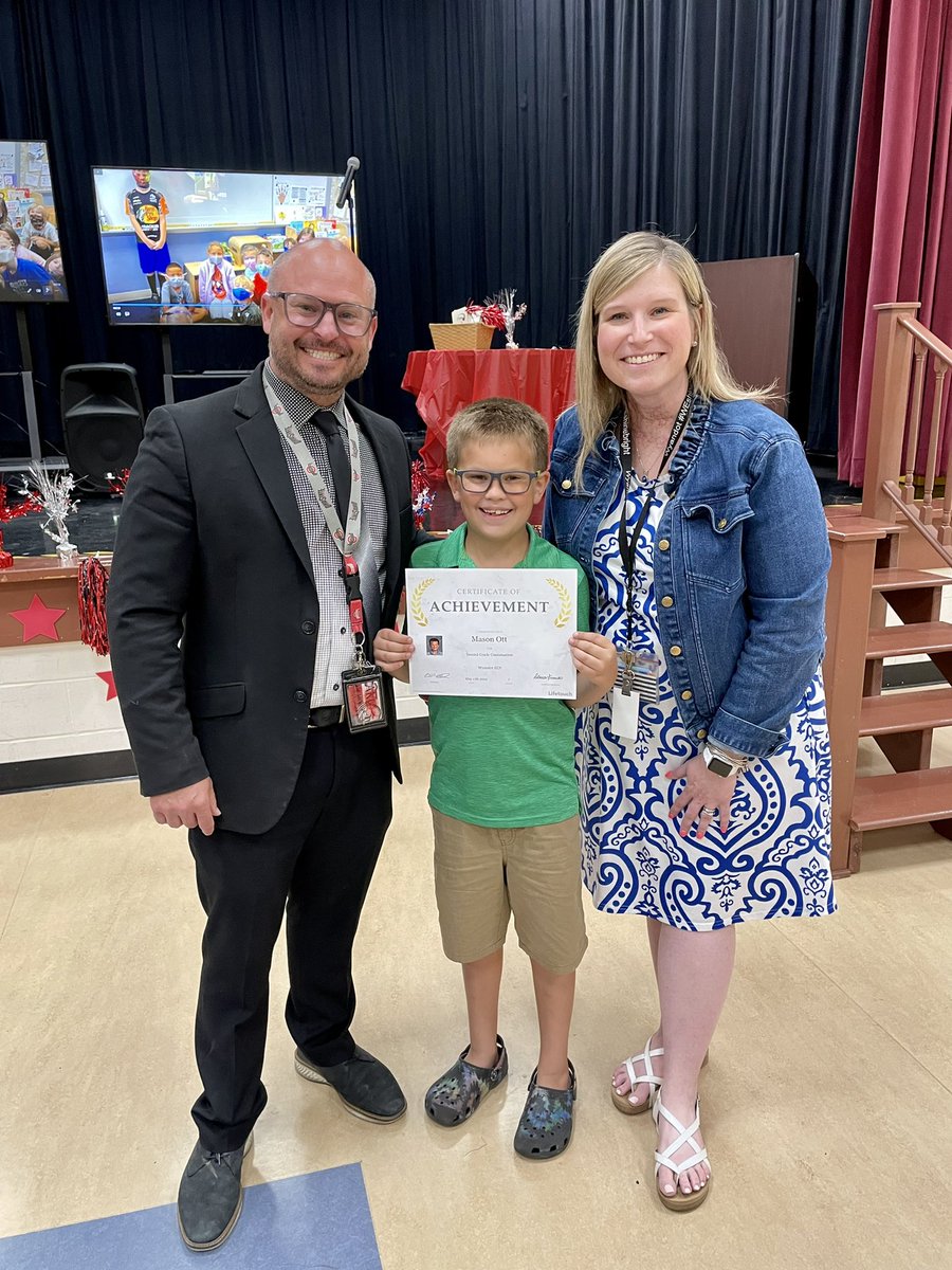 CatherineOtt27's tweet photo. 2nd Grade Continuation Ceremony at @WyandotECS has this mama feeling all the feels ❤️🖤🥹@klichey @becky_francko @grammerstars https://t.co/ut7pqdOwuR