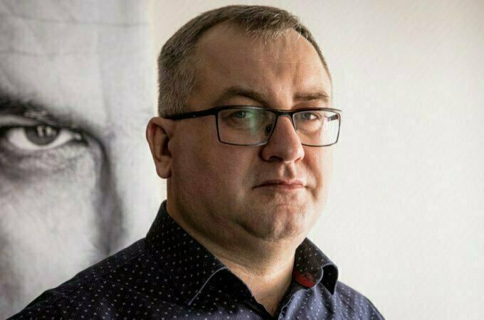 #Lukashenka's police raids an independent book store in #Minsk just days after its opening and after a humiliating report by official propaganda,owner and publisher Andrej Januškievič arrested

#FreeBelarus #Беларусь #StandWithBelarus