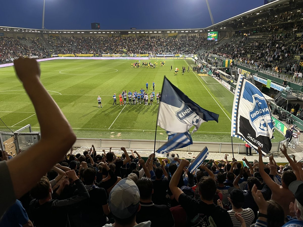 henri_123's tweet photo. Nog 3 finales winnen en @FCEindhoven schrijft historie. Geweldige steun weer van het legioen #remember75 #trots https://t.co/r14FrrP2jm