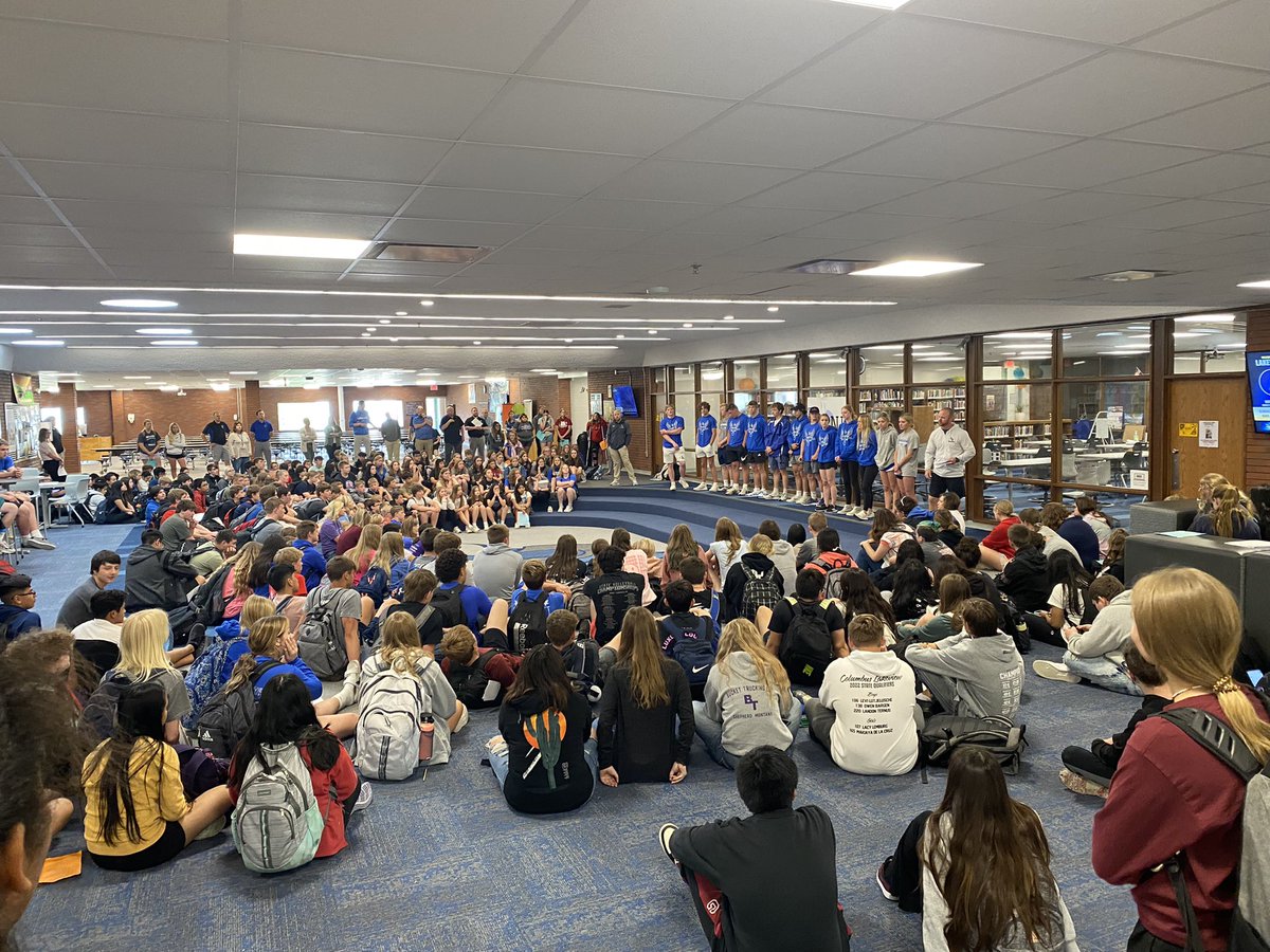 Lakeviewhigh's tweet photo. Lakeview State Track send off! Good luck to our 13 state qualifiers! Go Vikings! #burkebound #lakeviewvikes https://t.co/3Ynz5RWQ66